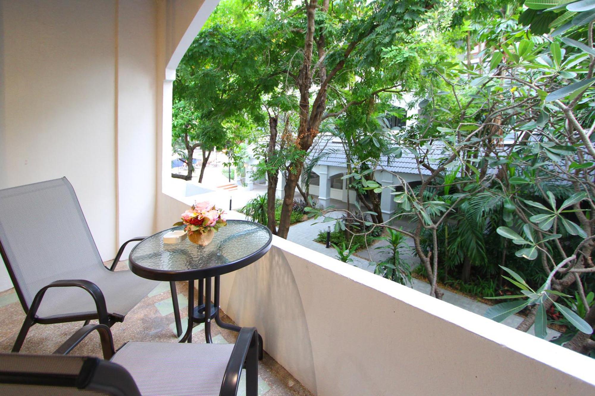Pooh Beach Resort & Spa Jomtien Beach Exterior photo